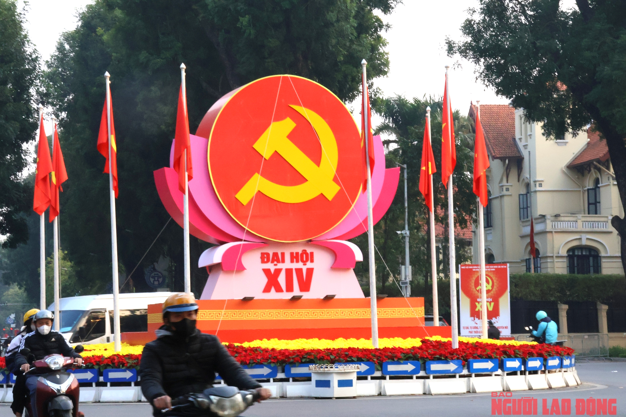 VIDEO: Hà Nội rực rỡ cờ, hoa chào mừng Đại hội XIV của Đảng - Ảnh 1.