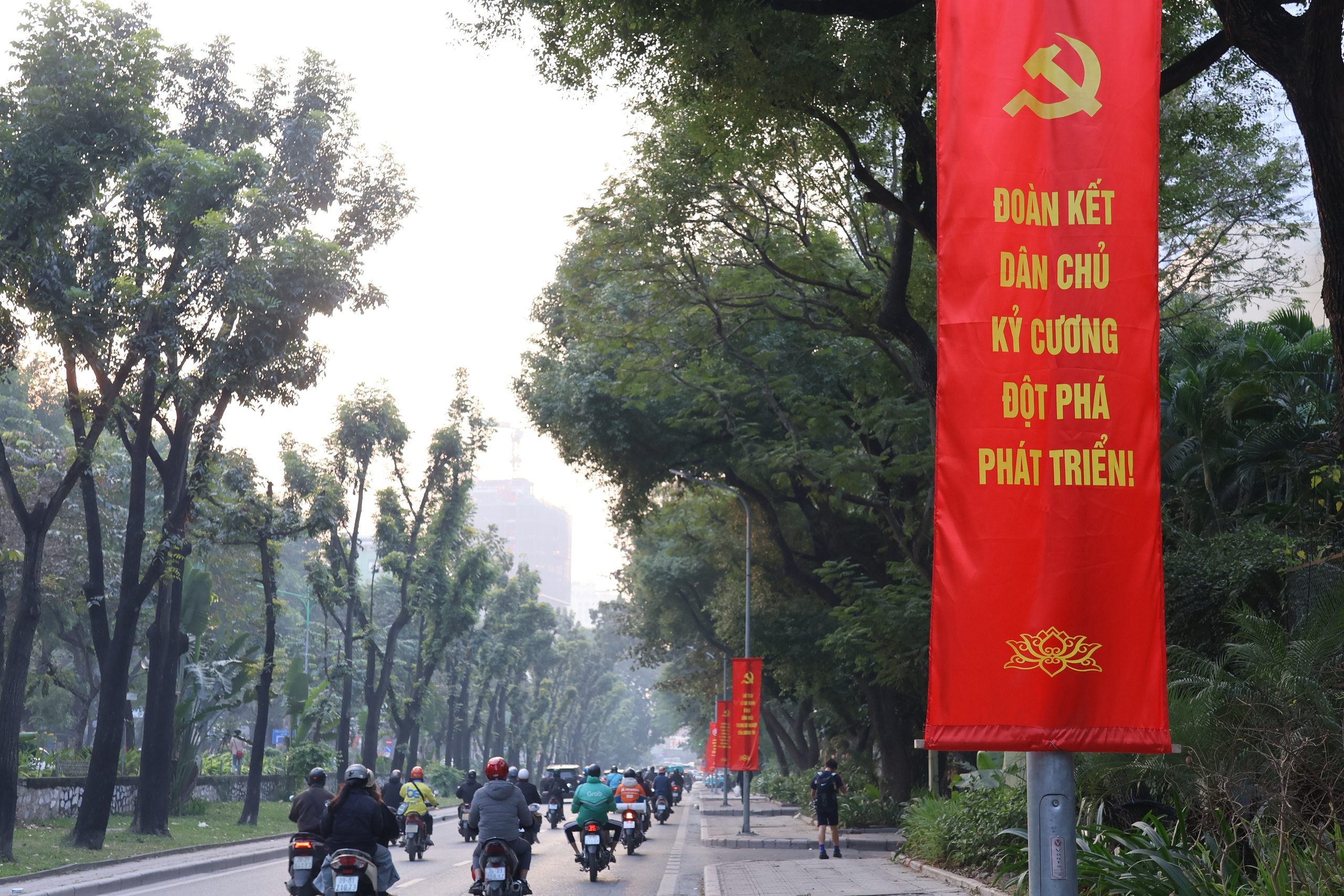 VIDEO: Hà Nội rực rỡ cờ, hoa chào mừng Đại hội XIV của Đảng - Ảnh 14.