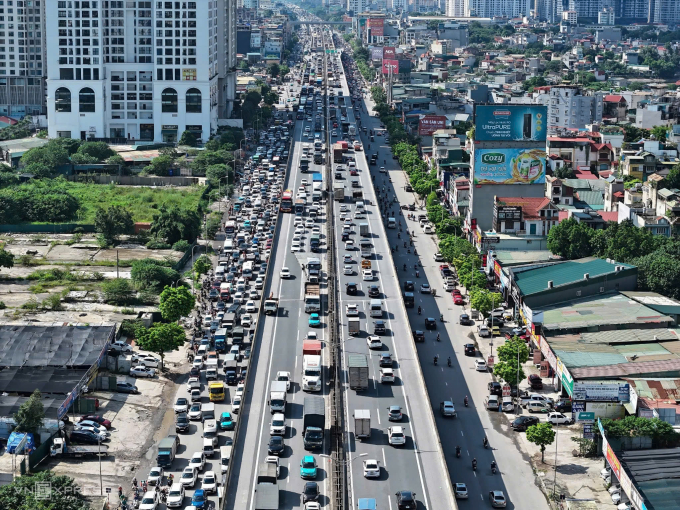 Ùn tắc ở đường Vành đai 3 cả trên cao và dưới thấp. Ảnh: Phạm Chiểu