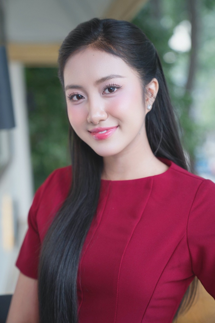 Trúc Linh cho biết cuộc thi Hoa hậu Việt Nam 2024 được tổ chức trong thời điểm có nhiều khó khăn, gặp nhiều thử thách nhưng chương trình vẫn có tiếng vang về truyền thông, đó là động lực khiến cô cố gắng hơn. “Đăng quang trong thời điểm khó khăn nên tôi luôn tự nhủ phải cố gắng, kiên trì, nỗ lực mỗi ngày. Tôi luôn chủ động thay đổi, thích nghi với thời cuộc”, cô nói.
 