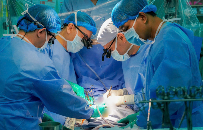 Êkíp ghép tim do GS.TS.BS Nguyễn Hoàng Định, Phó Giám đốc Bệnh viện, Trưởng êkíp ghép tim, phẫu thuật viên chính, thực hiện và điều phối với độ chính xác và thận trọng cao nhất. Ảnh: Bệnh viện cung cấp
