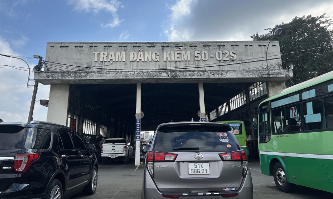 Xe chờ kiểm định tại trại đăng kiểm TP. HCM. Ảnh: Hồ Tân