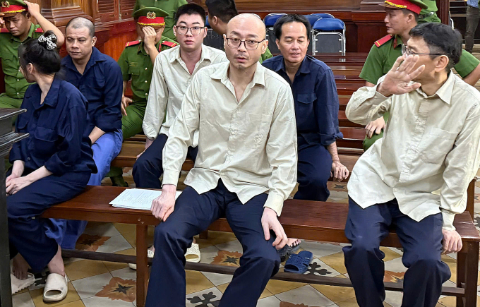 Bị cáo Cha Jin Young và Kim Tae Hyung ngồi hàng đầu cùng các bị cáo tại tòa hôm nay. Ảnh: Bình Nguyên