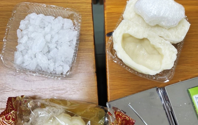 Hơn 1kg ma túy giấu trong nhiều chiếc bánh trung thu bị Hải quan phát hiện. Ảnh: Hải quan