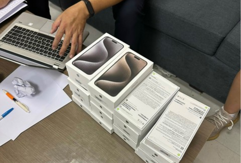 Hải quan thanh lý hàng nghìn chiếc iPhone là tang vật vi phạm hành chính, giá trung bình 800.000 đồng/chiếc- Ảnh 1.