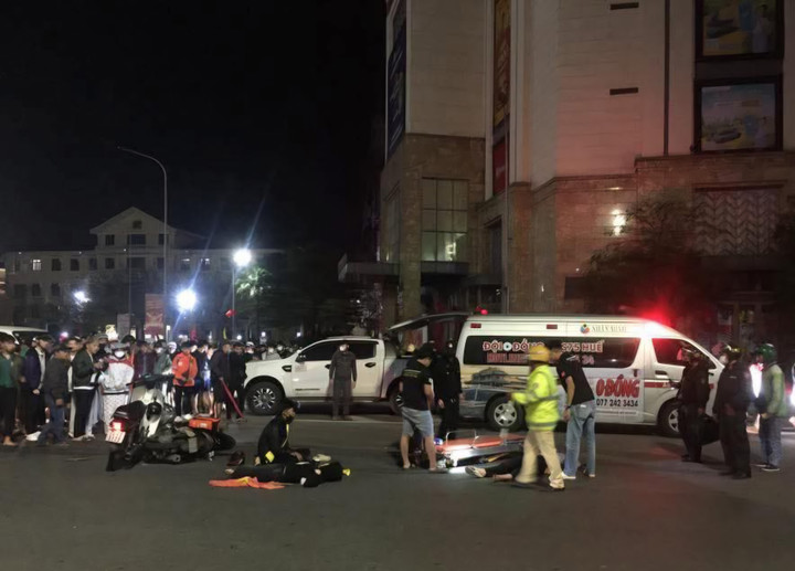 Hai xe máy tông nhau lúc rạng sáng ở Huế, 3 người bị thương- Ảnh 1.