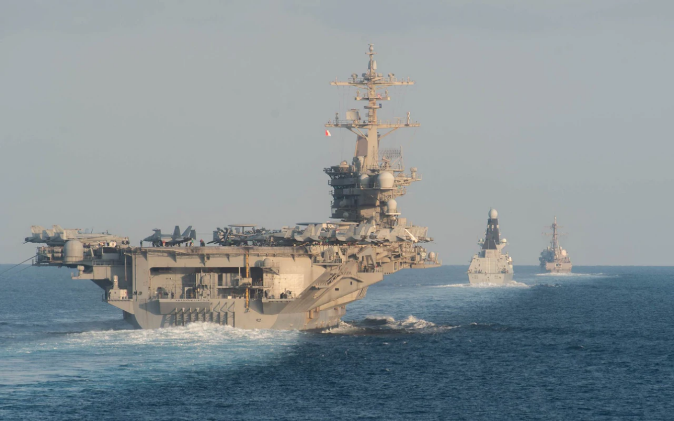 Điểm nóng xung đột ngày 30-1: “Hạm đội khổng lồ” của Mỹ Tổng thống Donald Trump sẽ dùng “hạm đội đẹp đẽ” đè bẹp Iran như thế nào? - Ảnh 1.