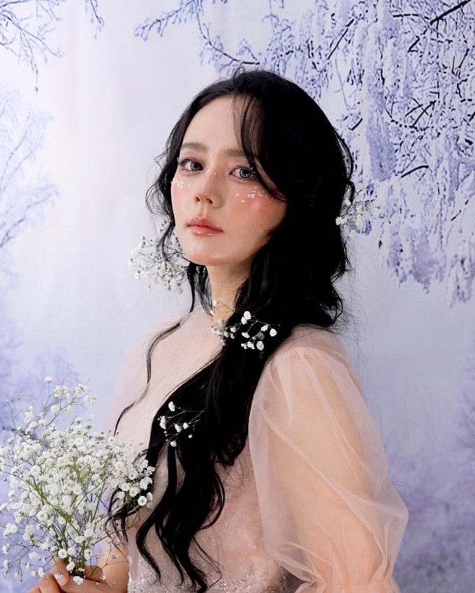 Han Ga In make up theo concept fantasy. Ảnh: Instagram