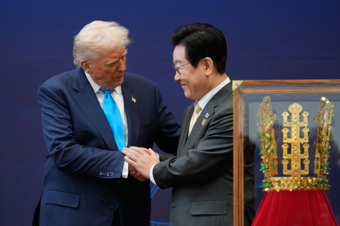 Tổng thống Mỹ Donald Trump bắt tay với Tổng thống Hàn Quốc Lee Jae Myung tại Bảo tàng Quốc gia Gyeongju ở Gyeongju, Hàn Quốc, hôm 29/10/2025. Ảnh: AP