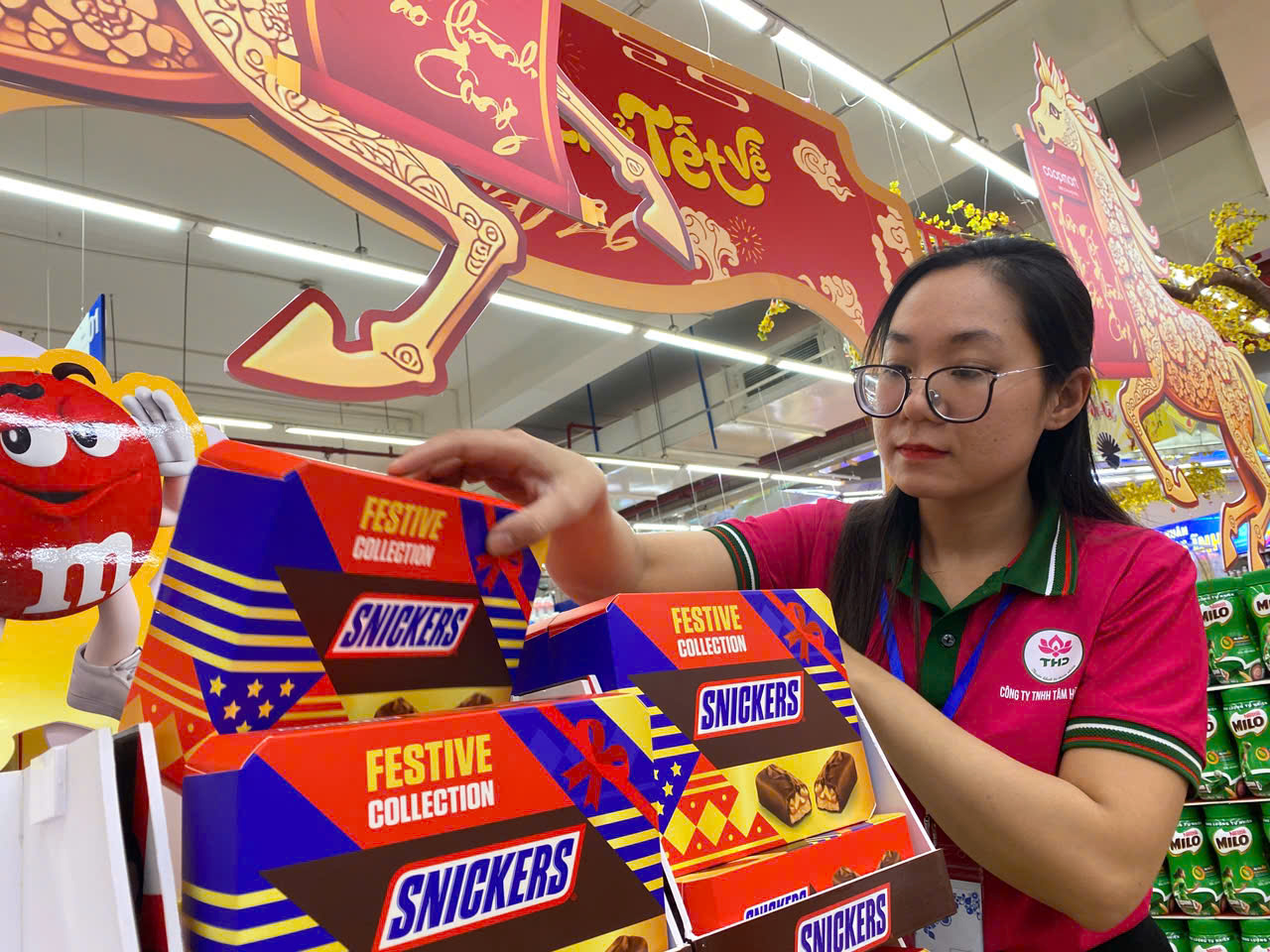 Hàng Tết ùn ùn đổ về Đà Nẵng, dân tranh thủ sắm Tết sớm - Ảnh 1.