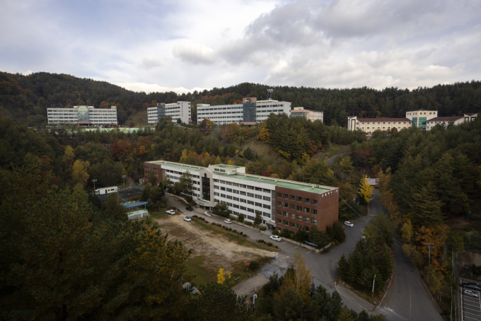 Khuôn viên trường Cao đẳng du lịch Gangwon, đóng cửa tháng 2/2024 vì thiếu sinh viên. Ảnh: SisaIn.