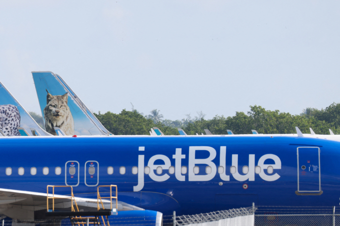 Một chiếc máy bay của JetBlue đậu tại sân bay quốc tế Luis Munoz Marin ở Carolina, gần San Juan, Puerto Rico, ngày 3/1. Ảnh: Reuters