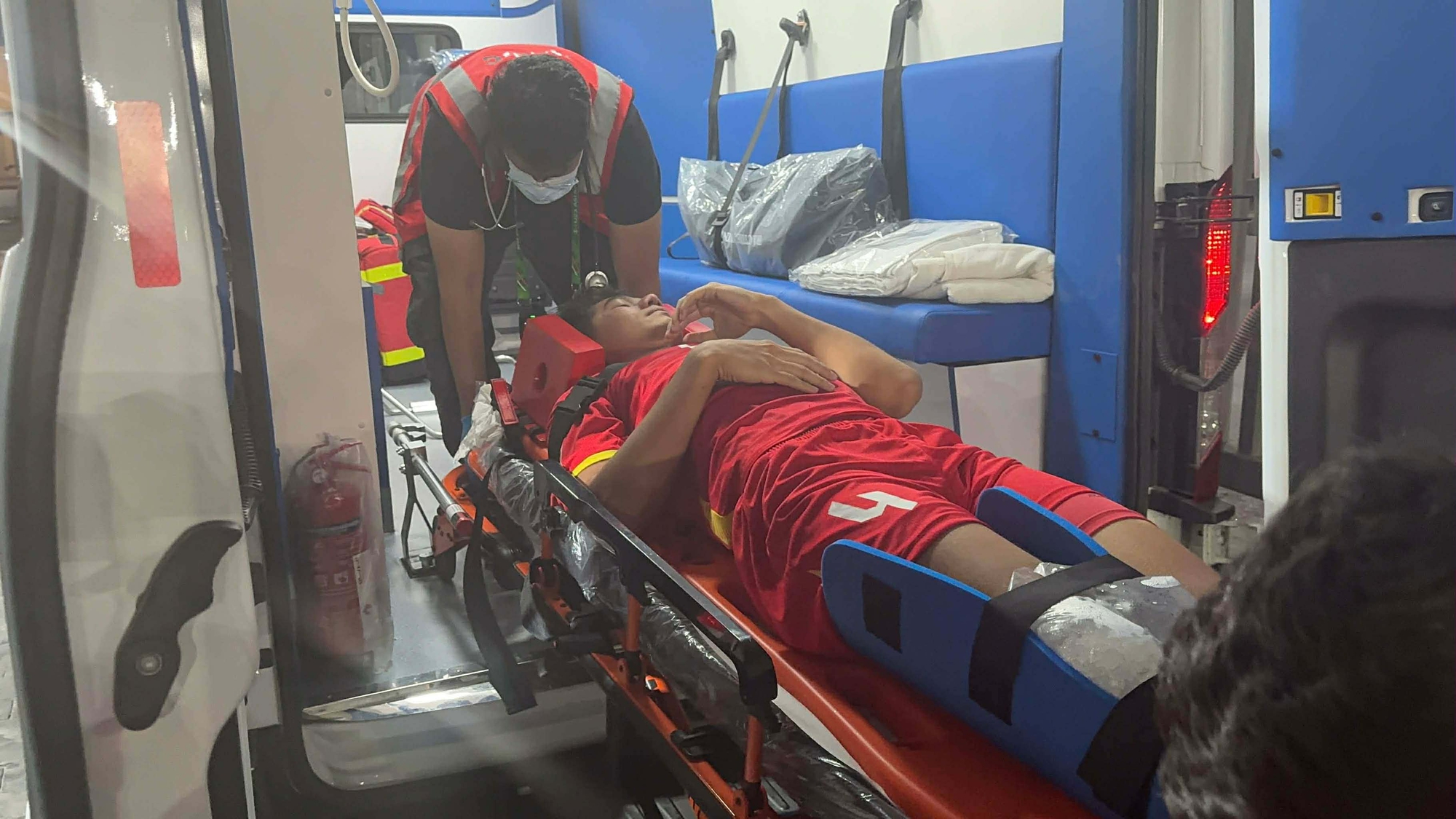 Hiểu Minh chấn thương nặng, Lý Đức thẻ đỏ: Hàng thủ U.23 Việt Nam vụn vỡ, thua đậm U.23 Trung Quốc- Ảnh 2.