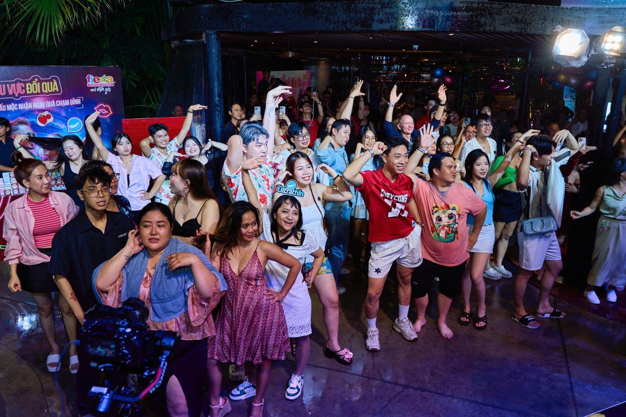 Hàng trăm bạn trẻ cháy hết mình tại Fiesta Pool Party- Ảnh 1.