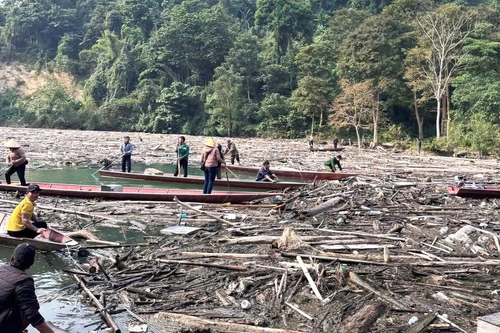 Hàng trăm người dọn rác trên lòng hồ thủy điện cho học sinh đến trường - 1
