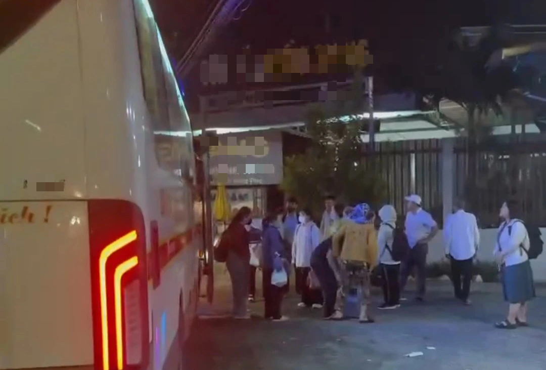 Hành khách hoảng loạn khi tài xế xe khách ở Đồng Tháp rượt đuổi xe tải 3 Hành khách hoảng loạn tài xế xe khách ở Đồng Tháp vẫn rượt đuổi xe tải - Ảnh 3.