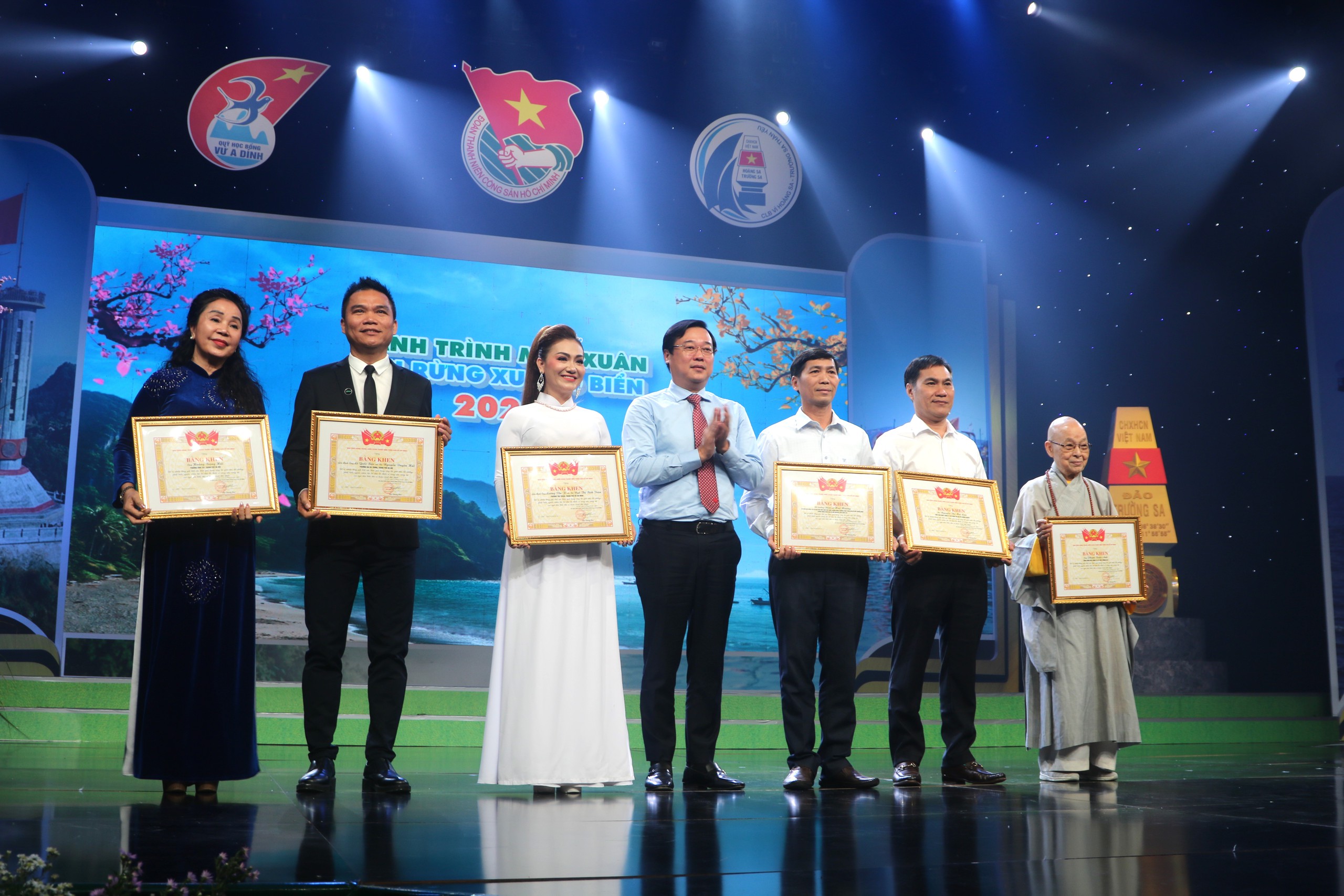 Hành trình sẻ chia trách nhiệm với cộng đồng và người dân vùng biển đảo- Ảnh 1.