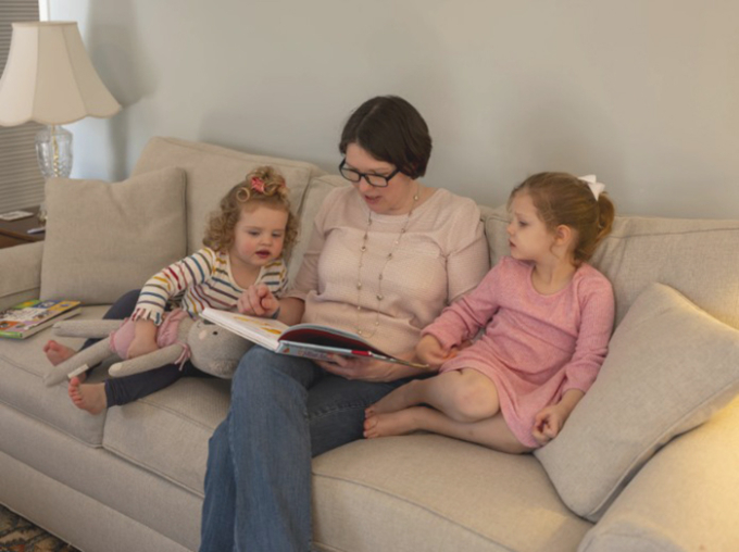 Terry đọc sách cho hai con gái. Ảnh: NPR