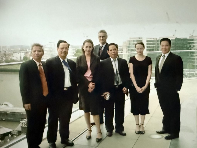 Đoàn công tác PVI tại London, Vương quốc Anh đầu những năm 2000. Ảnh: PVI