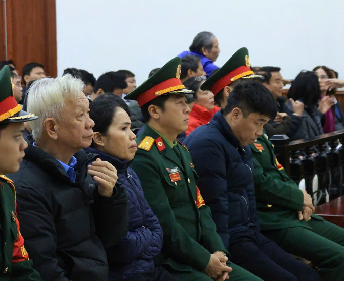 Từ phải qua: Nguyễn Văn Hậu cùng chị gái, Nguyễn Thị Hằng và cựu chủ tịch tỉnh Khánh Hòa, Nguyễn Chiến Thắng. Ảnh: Danh Lam