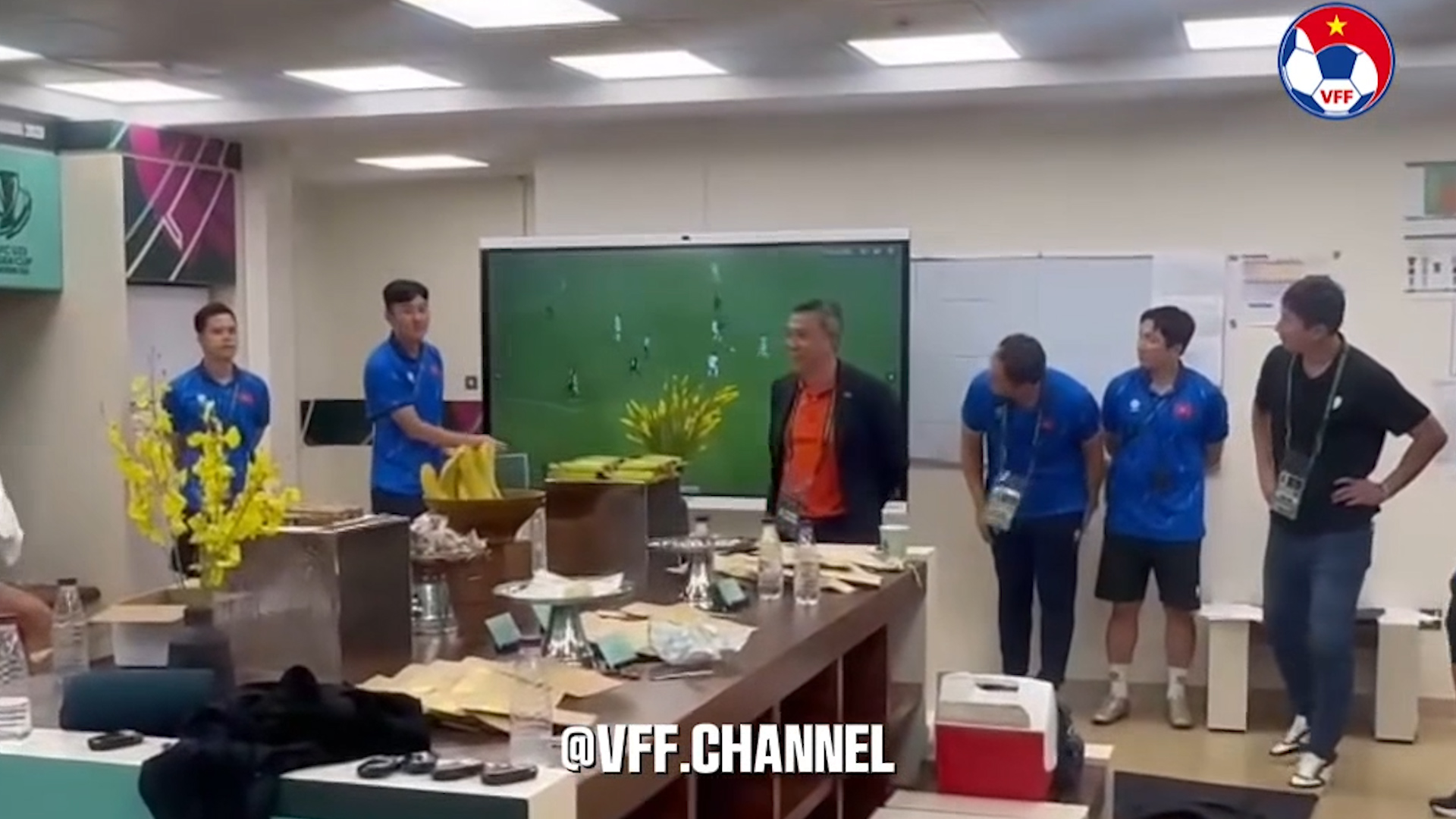 Hé lộ phòng thay đồ U.23 Việt Nam sau trận thắng Ả Rập Xê Út, Chủ tịch VFF hỏi... thẻ phạt- Ảnh 1.