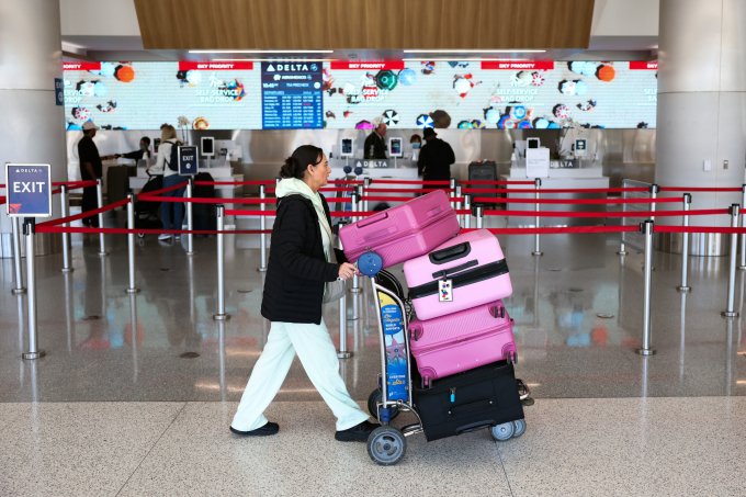 Hành khách tại sân bay quốc tế Los Angeles, bang California tháng 11/2025. Ảnh: AFP