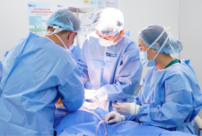 Êkíp bác sĩ Trung tâm Tim mạch phẫu thuật cho người bệnh. Ảnh: Bệnh viện Đa khoa Tâm Anh