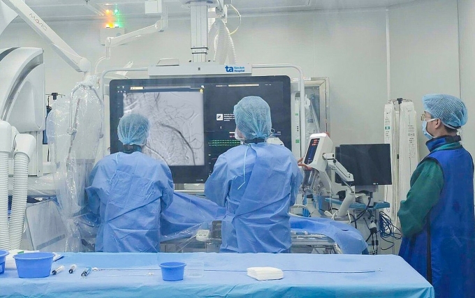 Bác sĩ đặt stent cho một trường hợp mắc bệnh mạch máu ngoại biên. Ảnh minh họa: Ngọc Hà