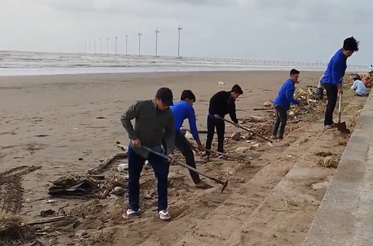 Sau khi UBND tỉnh Vĩnh Long chỉ đạo chấn chỉnh tình trạng rác thải tràn lan tại khu du lịch biển Ba Động, UBND phường Trương Long Hòa đã huy động lực lượng đoàn viên thanh niên, dân quân, người dân ra quân thu gom, dọn dẹp rác thải dọc bờ biển.