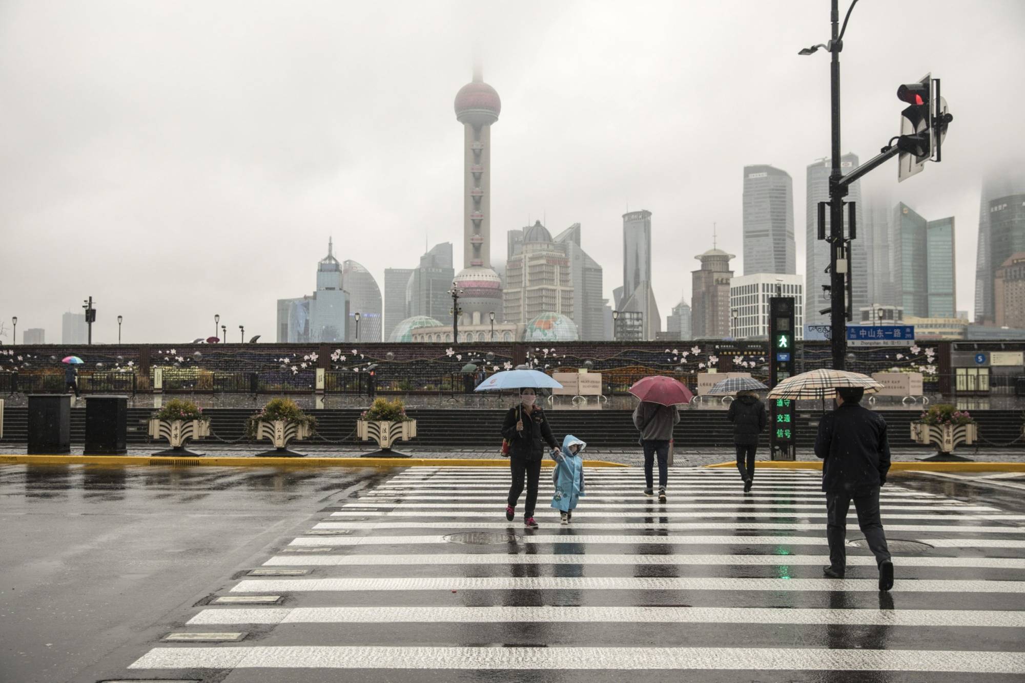 Nhiệt độ cao nhất chỉ 4 độ C, thành phố giáp biển xuất hiện tuyết rơi bất ngờ: Hiếm có sau gần 1 thập kỷ- Ảnh 3.