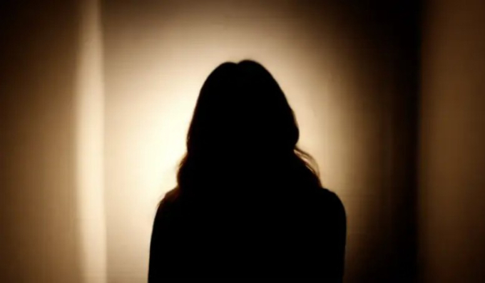 Phụ nữ bị trục lợi bởi những người hiến tặng tinh trùng trái phép với dịch vụ giao hàng kiểu siêu thị trên Facebook. Ảnh: LBC