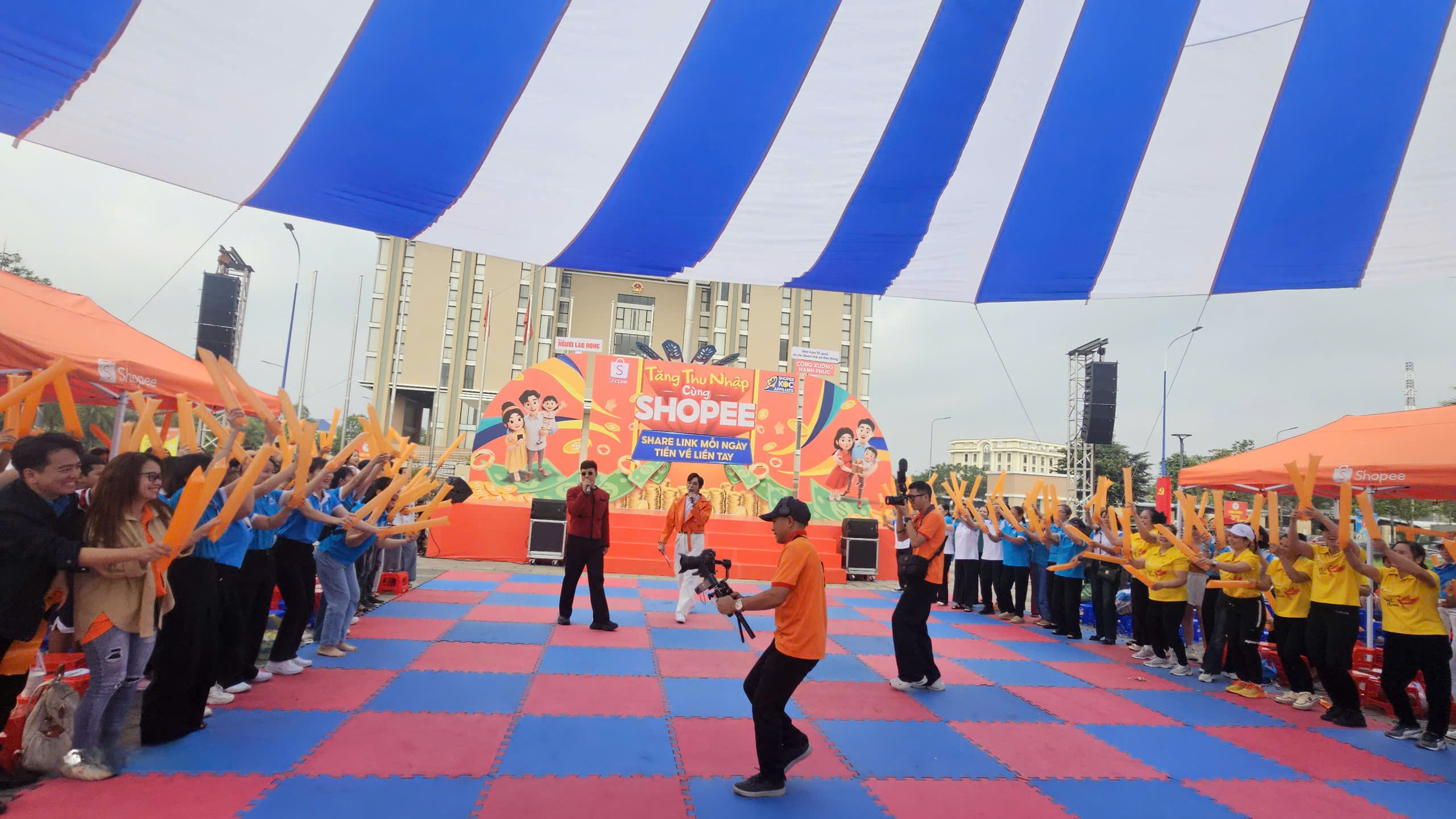 Hinh anh Cong xuong hanh phuc o xa Bau Bang