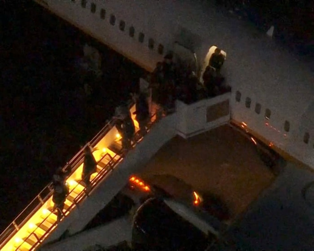 Hình ảnh đầu tiên của Tổng thống Venezuela sau khi được đưa tới Mỹ - 1