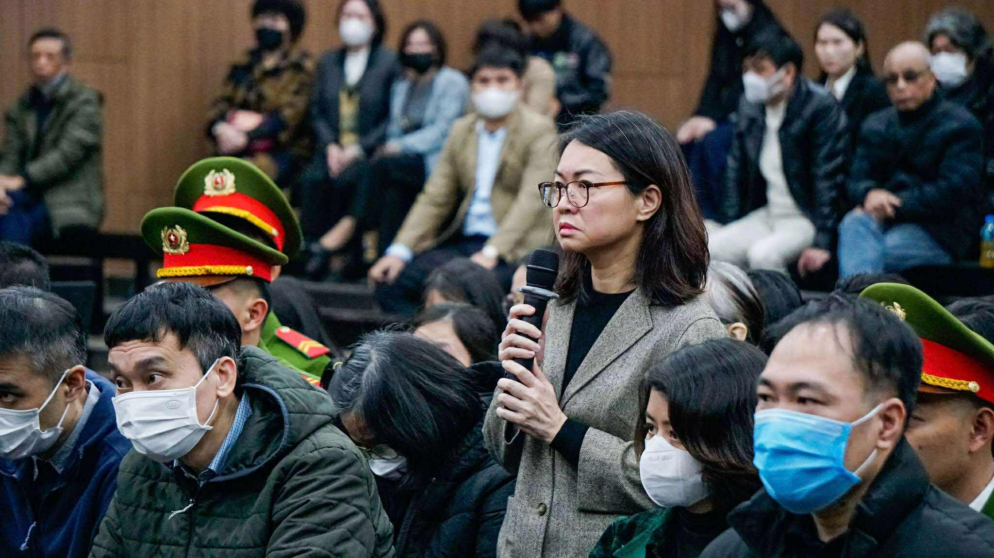 Hình ảnh hai cựu cục trưởng cùng 32 cán bộ Cục An toàn thực phẩm bị xét xử vụ nhận hơn 100 tỉ - Ảnh 1.