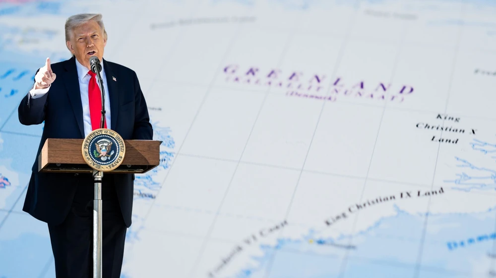 Tổng thống Mỹ Donald Trump thông báo đạt được một thỏa thuận khung về Greenland. Ảnh: Thế Vinh và WHITE HOUSE Trump Greenland.jpg