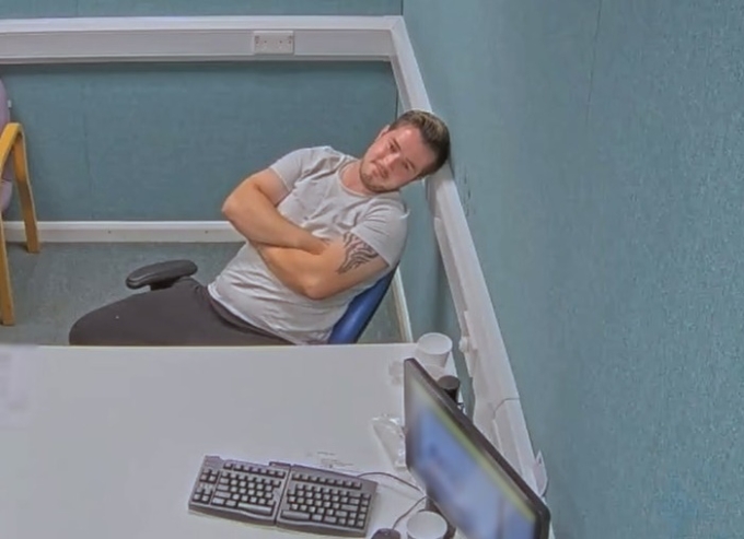 Jay Lang trong phòng thẩm vấn. Ảnh: Channel 4