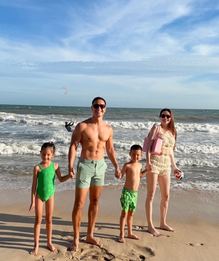 Hồ Ngọc Hà diện đồ bình dân du lịch biển 1 Ca sĩ ghi lại khoảnh khắc dạo biển của Kim Lý, Lisa và Leon.