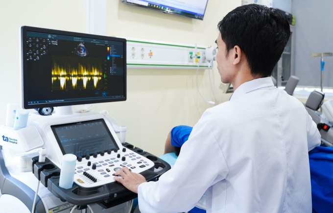 Bác sĩ Bắc siêu âm tim cho ông Mạnh khi tái khám. Ảnh: Phòng khám Đa khoa Tâm Anh Quận 7