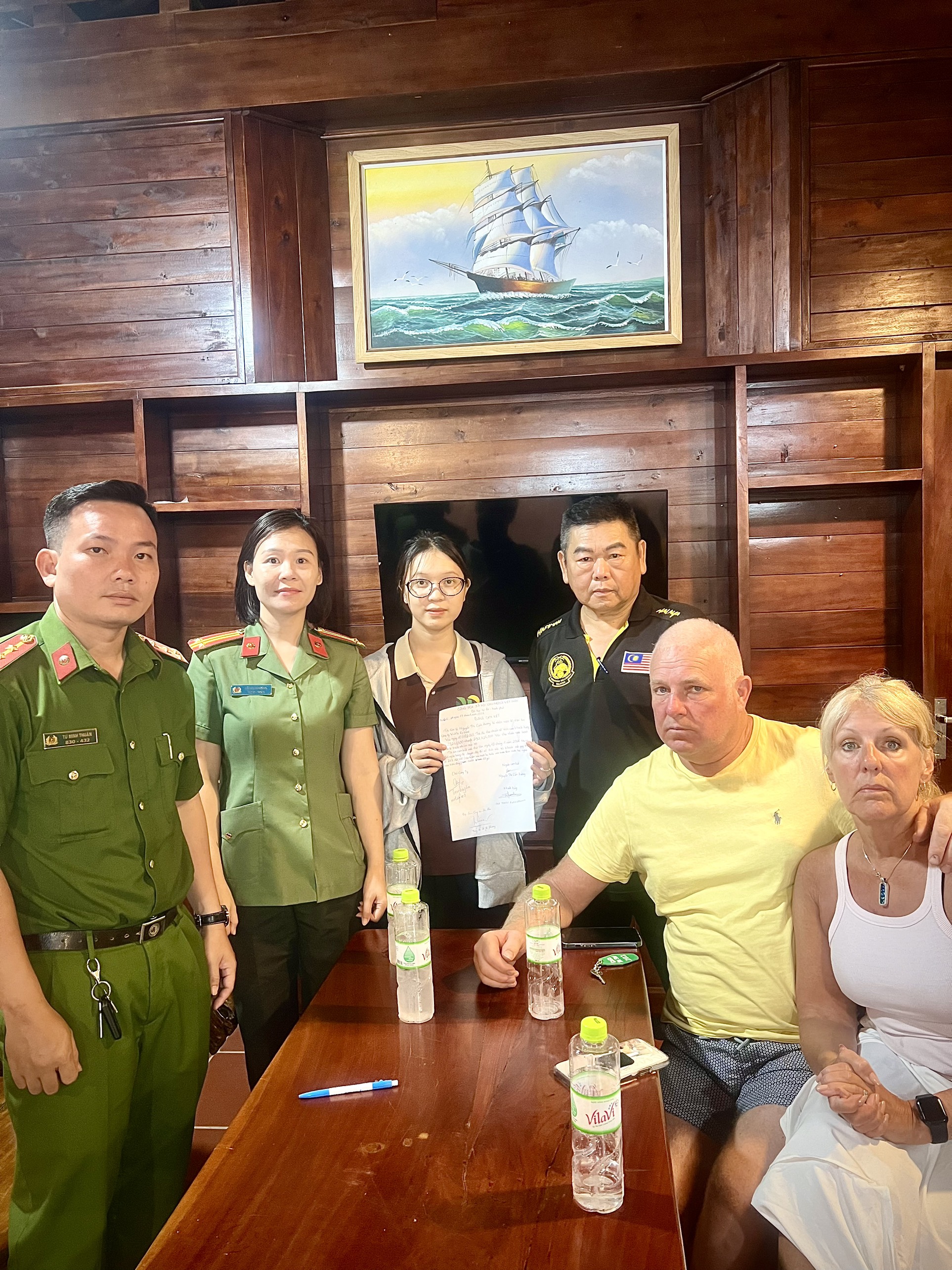 Phú Quốc: Hỗ trợ 2 du khách người Anh nhận lại gần 300 triệu đồng  - Ảnh 1.