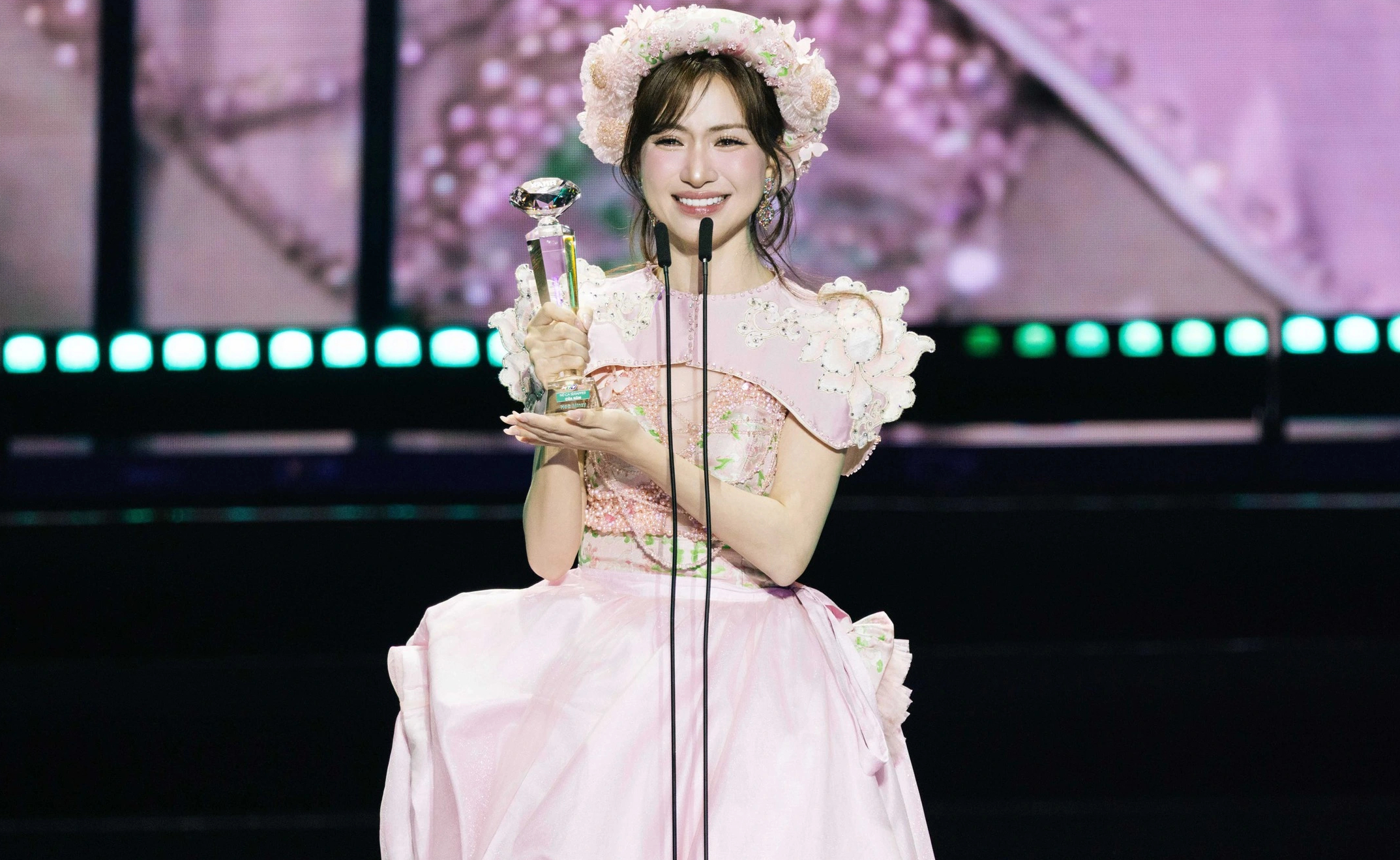 Hòa Minzy bật khóc, Nguyễn Hùng 'Mưa đỏ' thắng lớn tại Làn Sóng Xanh - Ảnh 1.