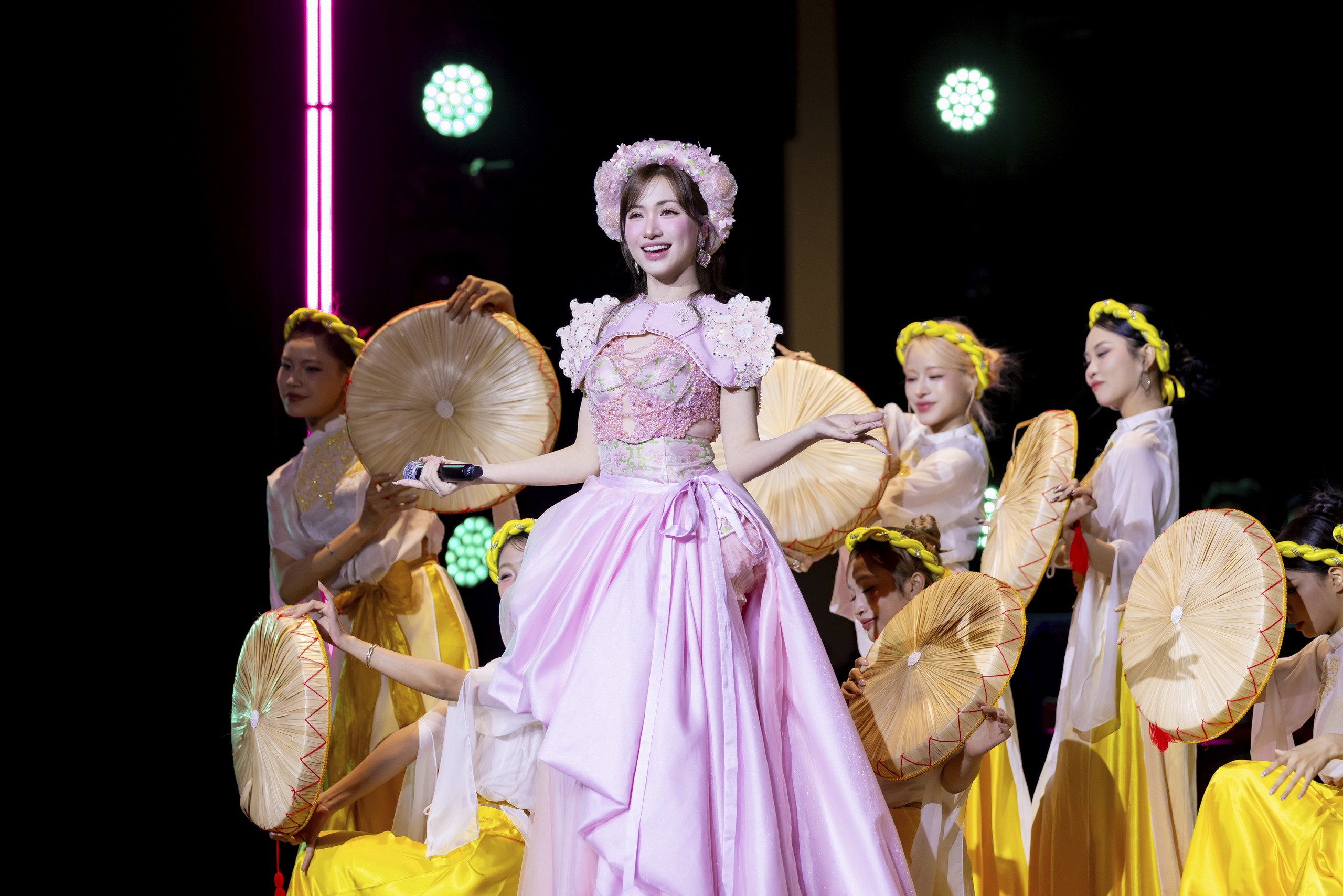 Hòa Minzy bật khóc, Nguyễn Hùng 'Mưa đỏ' thắng lớn tại Làn Sóng Xanh - Ảnh 2.