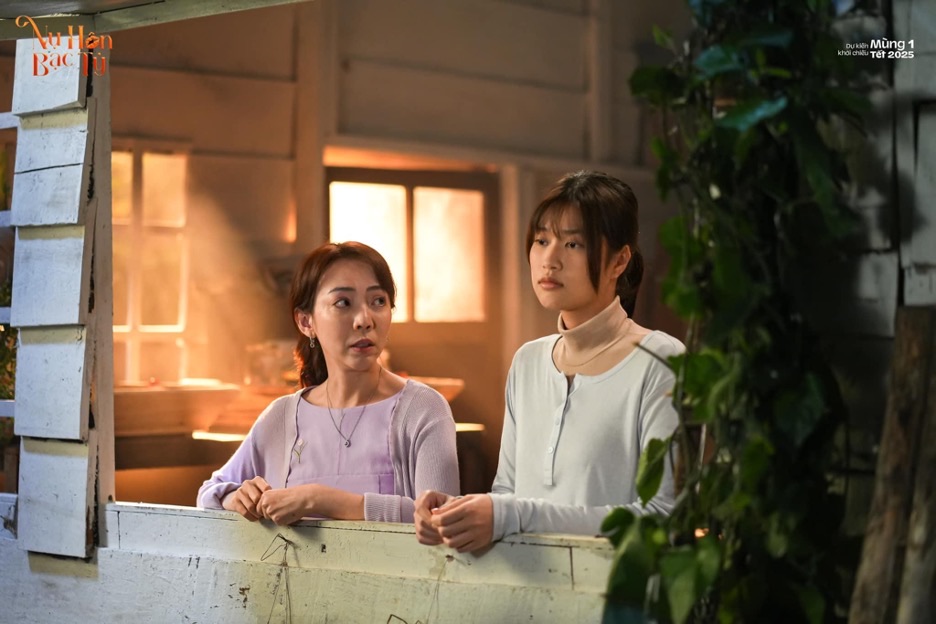 Clip HOT: Hoa hậu Vbiz té ngã trên sân khấu trao giải nhưng người ngại lại là Steven Nguyễn- Ảnh 5.