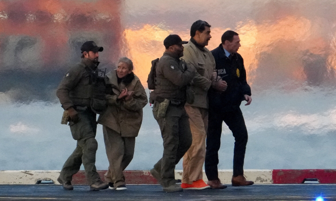 Vợ chồng Tổng thống Maduro bị đưa ra khỏi trực thăng để tới tòa án New York ngày 5/1. Ảnh: Reuters