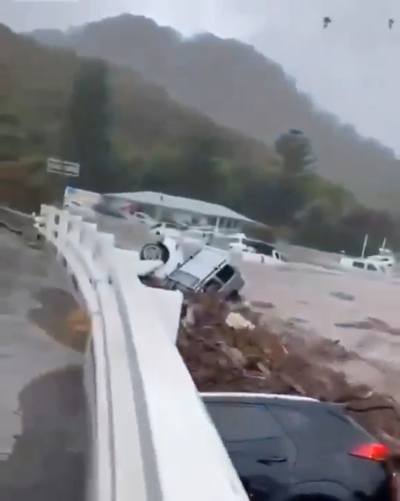 Hoảng loạn cảnh lũ dữ càn quét Australia, ô tô bị cuốn lật dưới cầu, hàng trăm người tháo chạy trong đêm- Ảnh 3.