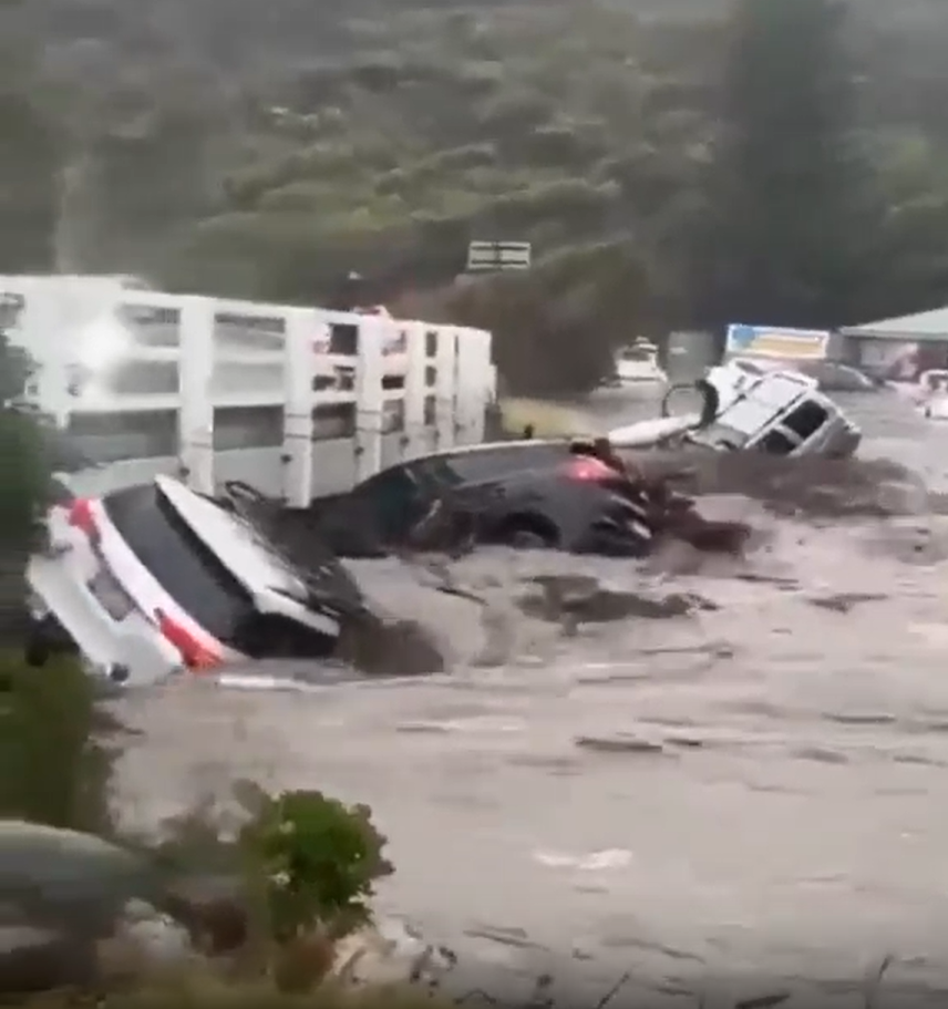 Hoảng loạn cảnh lũ dữ càn quét Australia, ô tô bị cuốn lật dưới cầu, hàng trăm người tháo chạy trong đêm- Ảnh 1.