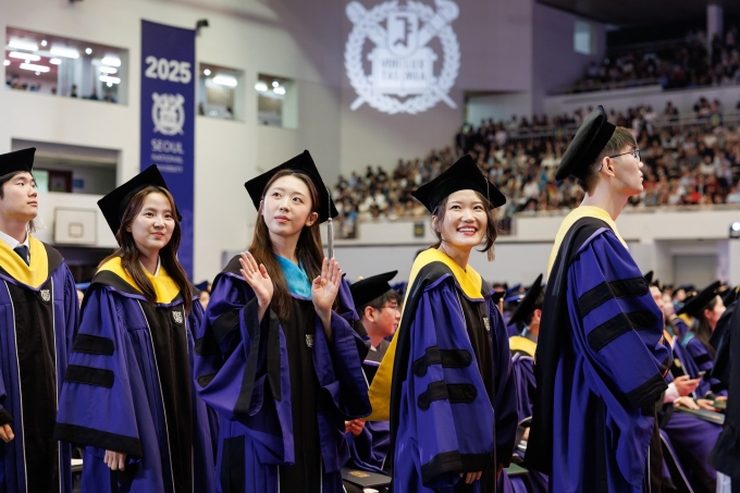 Sinh viên trong lễ tốt nghiệp ở Đại học Quốc gia Seoul, Hàn Quốc, tháng 8/2025. Ảnh: Seoul National University Fanpage