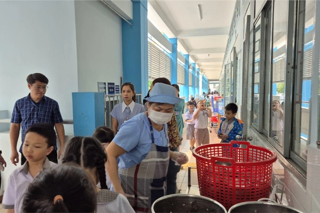 Phụ huynh vào trường kiểm tra đột xuất bữa ăn của con, phải báo trước? - 2