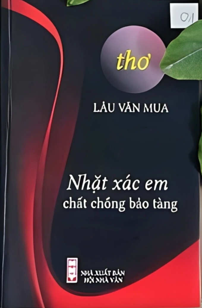 Bìa tập Nhặt xác em chất chồng bảo tàng của Lâu Văn Mua. Anh 34 tuổi, là người dân tộc Mông ở xã Pù Nhi, Thanh Hóa.