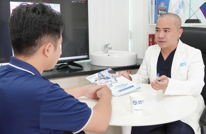 TS.BS.CK2 Trà Anh Duy tư vấn cho bệnh nhân. Ảnh: Lâm Anh