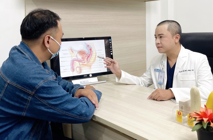 Bác sĩ Duy tư vấn cho bệnh nhân. Ảnh: Lâm Anh